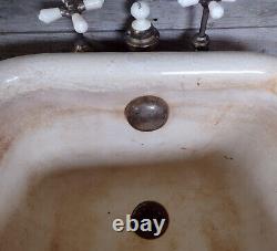 Antique Porcelain Cast Iron Claw Foot Barbershop Foot Soak Bath Tub with Faucet