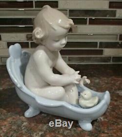 Lladro 6872 Let's Take a Bath baby in tub with rubber ducky MWOB, RV$330