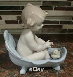 Lladro 6872 Let's Take a Bath baby in tub with rubber ducky MWOB, RV$330